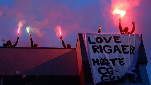 Protestors on the roof of 94 Rigaer Strasse on Saturday night. Image: MAURIZIO GAMBARINI
