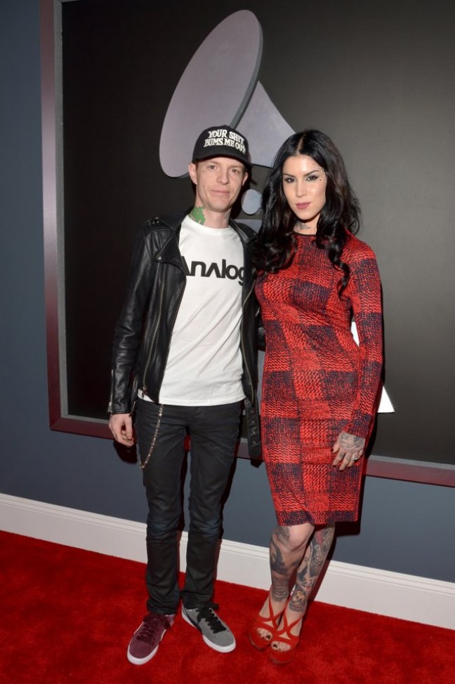 Deadmau5 makes fun of himself at the grammys
