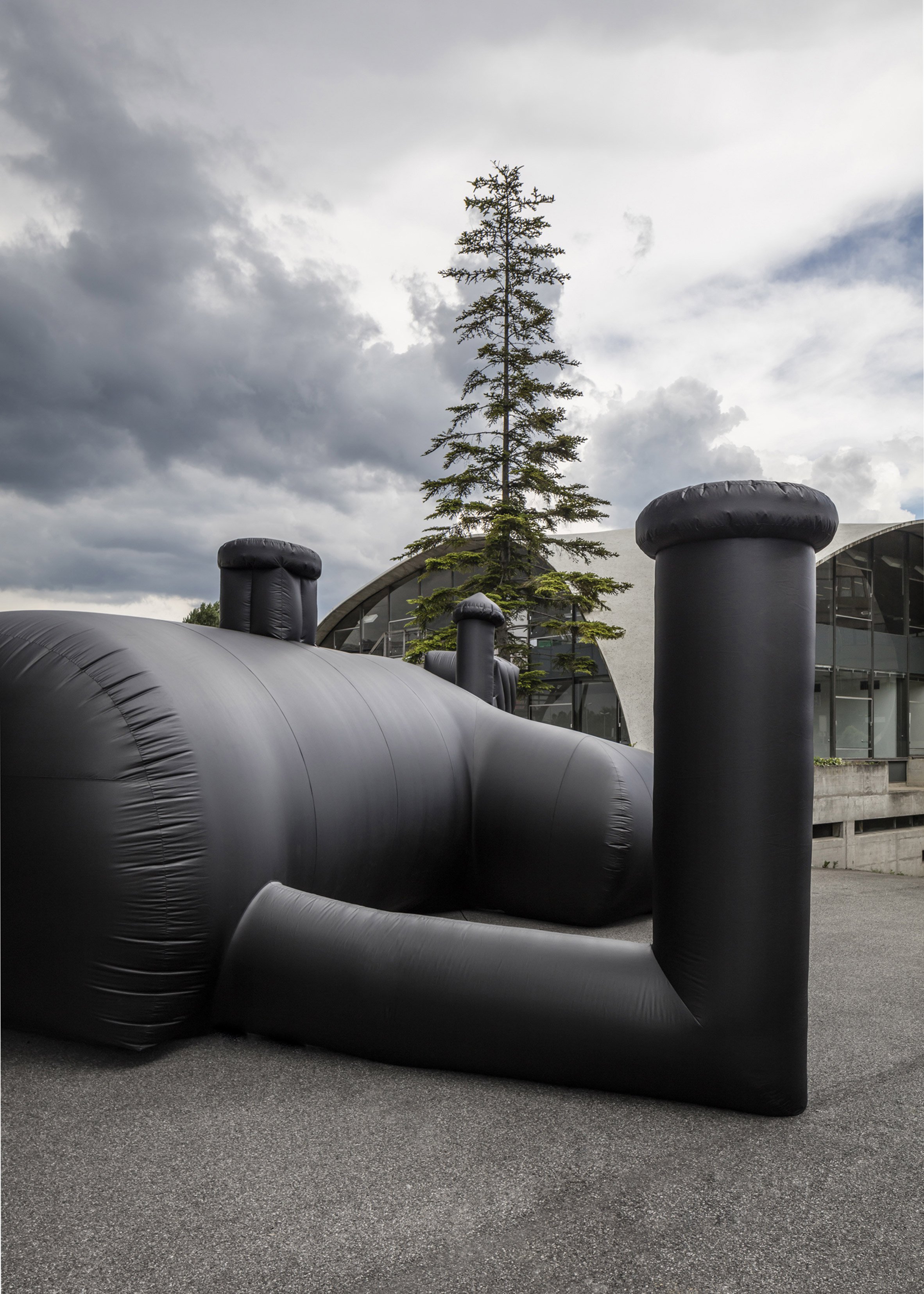 shelter-architecture-black-inflatable-installation-pvc-bureau-a_dezeen_2364_col_6-1